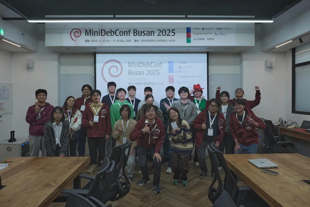 MiniDebConf Busan 2025 group photo with logos